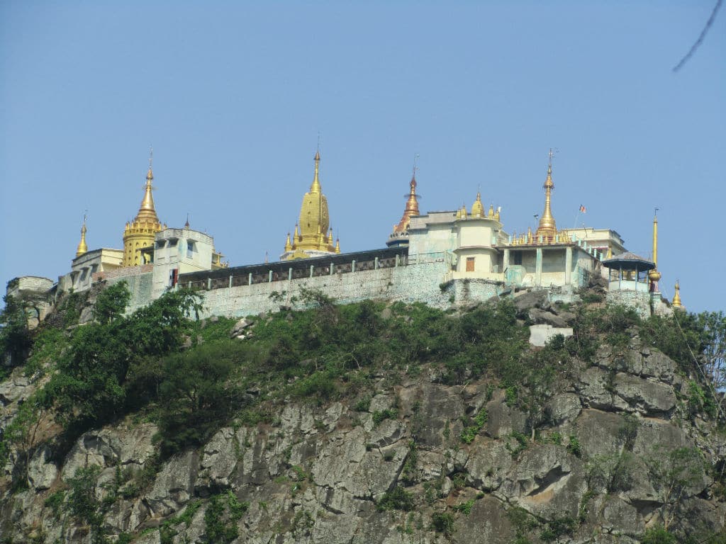 Le temple du Mont Popa, site de Bagan, Myanmar-Birmanie (Hasamélis)