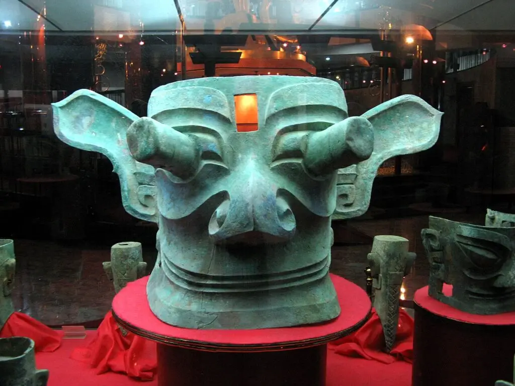 Le trésor de Sanxingdui, 1200 av. J.-C., Guanghan, Chine (Wikicommons)