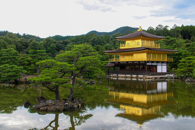 Vue sur le Pavillon d'Or à Kyoto, au Japon.