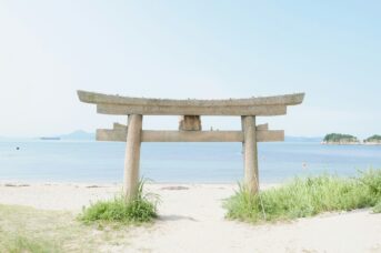 Torri sur l'île de Naoshima, véritable musée à ciel ouvert, au Japon.