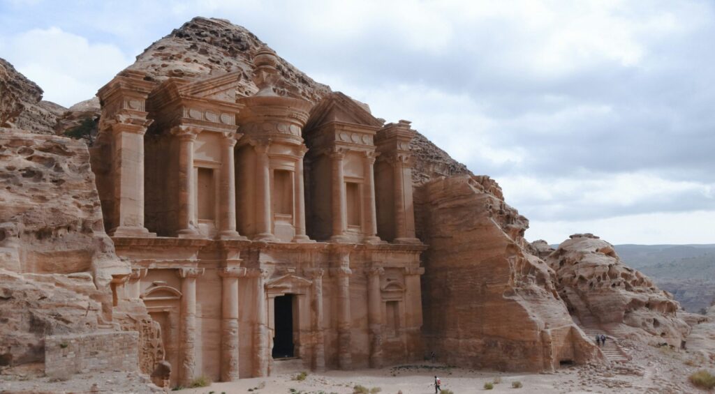 Voyage culturel Hasamélis - Temple et pierre tombale de Pétra, Jordanie (Emile Guillemot Unsplash)
