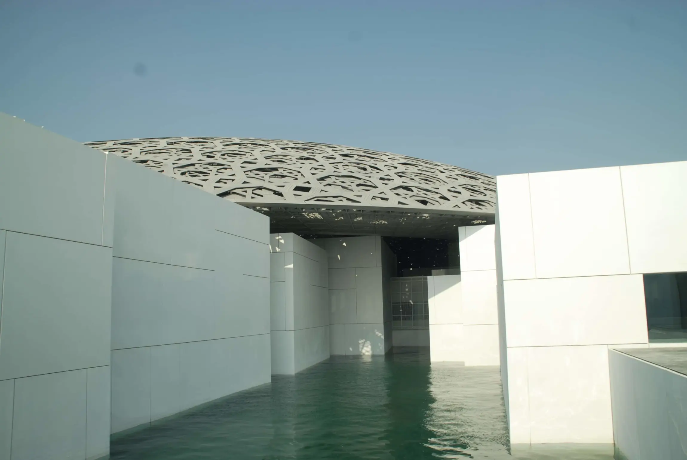 Voyage culturel Hasamélis aux Emirats Arabes Unis. Visite du musée du Louvre Abu Dhabi.